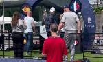 Revoir Le public pose avec le trophée : du 05 Juin