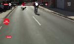 Revoir Quand un chien fait irruption sur la route en traînant une chaise derrière lui : du 05 Septembre