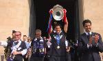 Revoir Ligue des champions dans les mains, les doubles champions d'europe parisiens sont c�l�br�s sur le champ-de-mars du 01 Juin