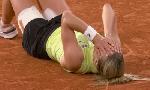 Revoir 1/2 finale (f) : sur un passing gagnant, maja chwalinska cr�e l'exploit en se hissant en finale du 02 Juin
