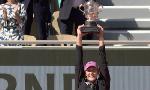 Revoir Finale (f) : le moment o� mirra andreeva soul�ve la coupe suzanne-lenglen de vainqueure de roland-garros du 07 Juin